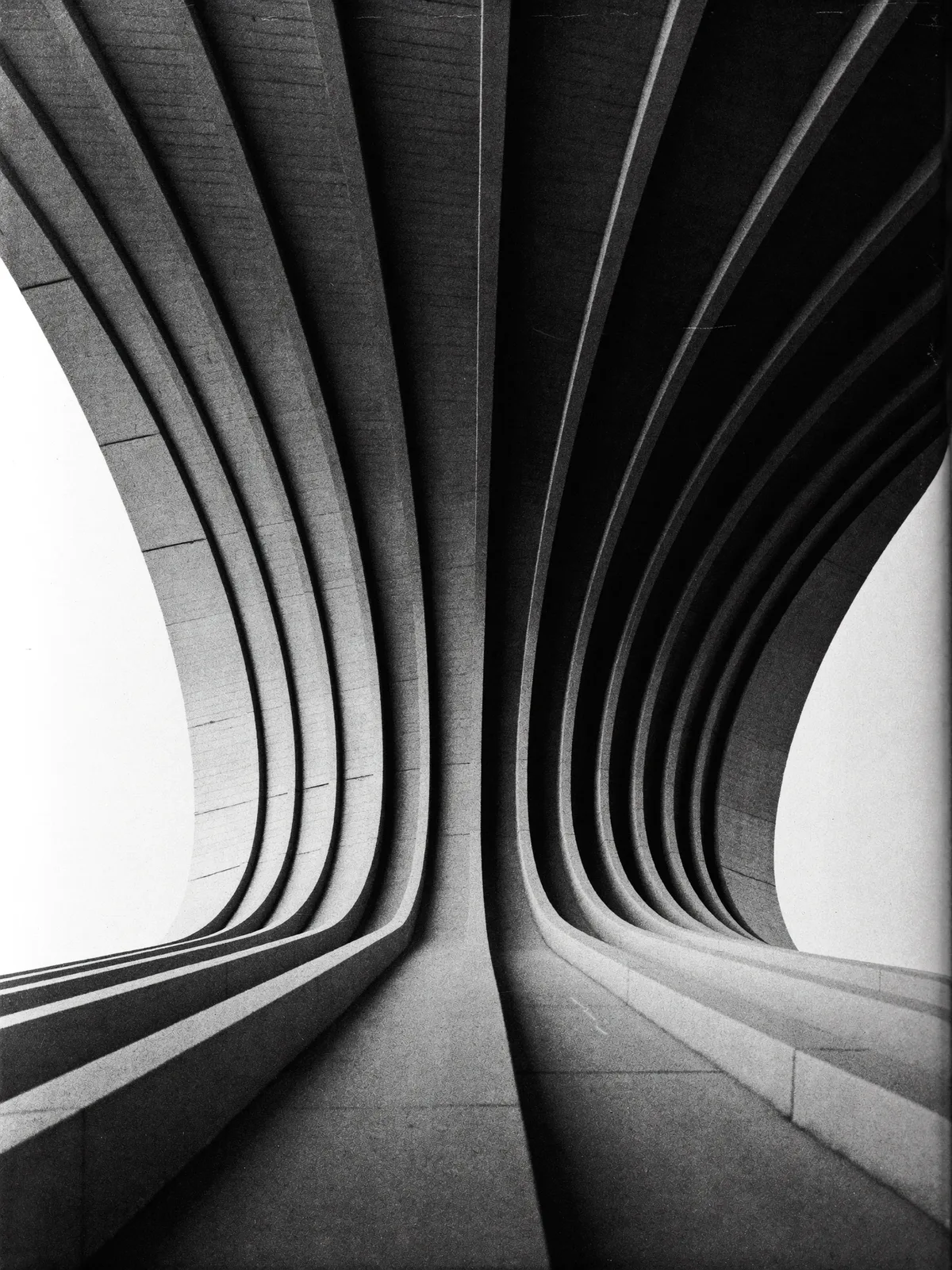 Structure architecturale moderniste en contre-plongée, noir et blanc