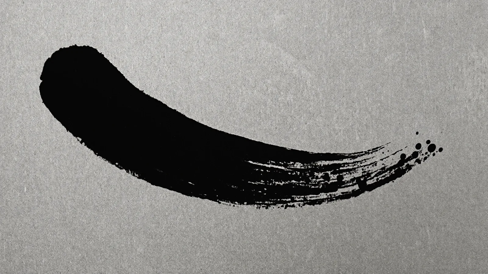 Trait de pinceau à l'encre noire montant en diagonale comme une courbe de croissance, noir et blanc